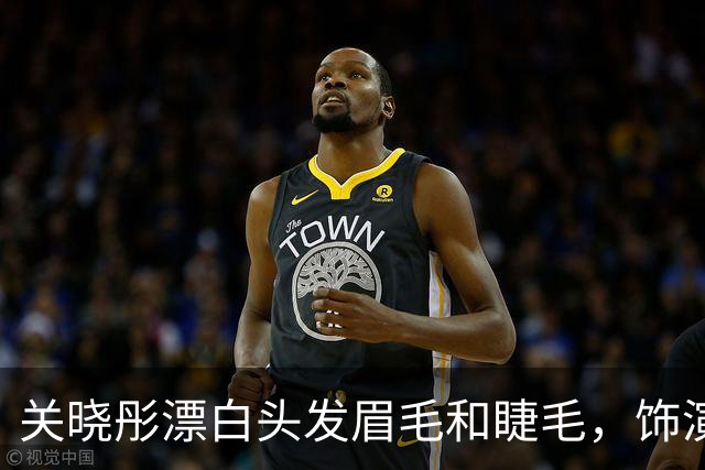 关晓彤漂白头发眉毛和睫毛，饰演白化病患者，“拍摄时路人认不出我了”，坦言这个角色甚至把她从一个i人变成了e人
